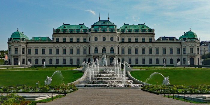 Das Belvedere in Wien mit einem Springbrunnen davor