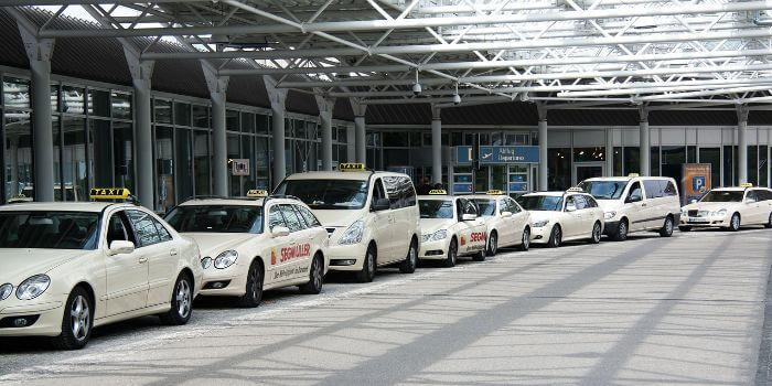 Viele Taxis warten vor einem Flughafen